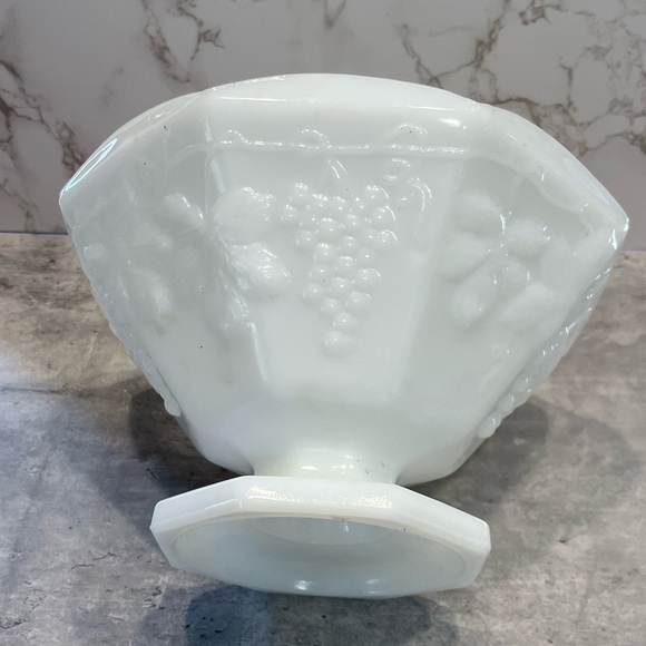 Vintage Anchor Hocking Milk Glass bowl Harvest Grapes design white - Picture 10 of 12
